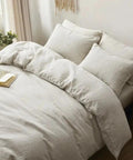 Linen dekbed op bed