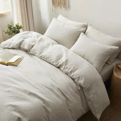 Linen dekbed op bed